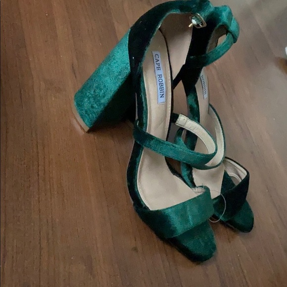 Cape Robbin Shoes - women’s size 8 green chunk heels velvet beauties!